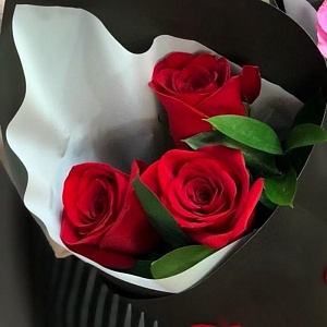 Красные классические джентльменские розы