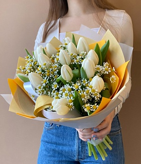 Букет из тюльпанов и ромашек "Версальский сад"