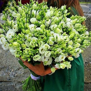 Большой букет из белой эустомы