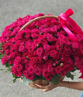 Корзина с малиновыми кустовыми розами