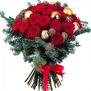 Букет из ели и алых роз "Заветное желание"