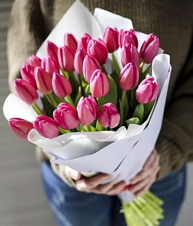 Яркий букет тюльпанов "Pink and Grey"