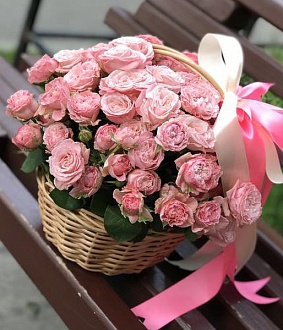 Фото Нежнейшая корзинка из 19 пионовидных кустовых роз