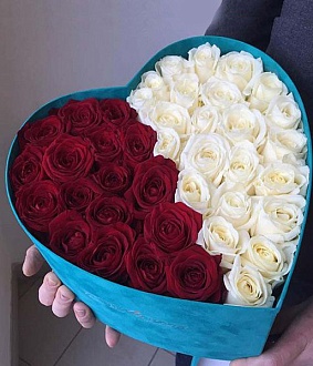 Композиция из красных и белых роз в форме сердца