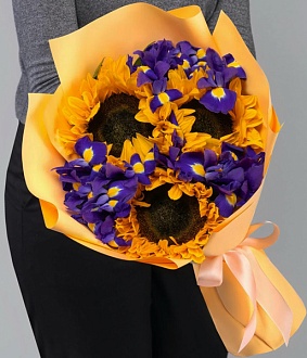 Фото Шикарный букет полевых подсолнухов и ирисов