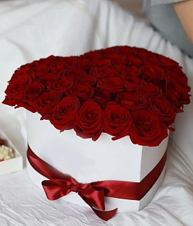 Фото Необычная композиция из роз в форме сердца "Нежные объятия"