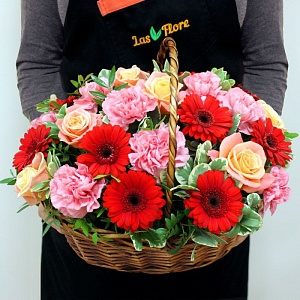 Фото Корзина с розами гвоздиками и хризантемами "Чувства"