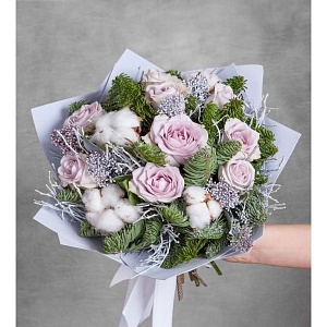 Зимний букет с розами и хлопком "Сэр Таксвиль"