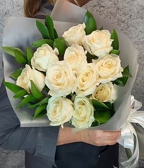 Фото Розы в букете "Белый бриз"