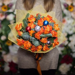 Зимний букет из цветов и игрушек