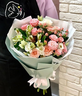 Оригинальный букет "Розовое небо" на 8 марта