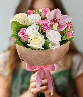 Букет из белых роз и эустомы "Сладкие мечты"