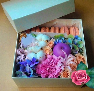Фото Макаронс с цветами в коробке №95