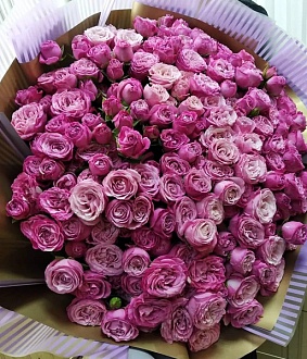 Нежно-сиреневый букет из 41 кустовой розы