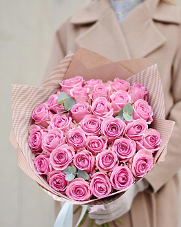 Розовая роза с эвкалиптом