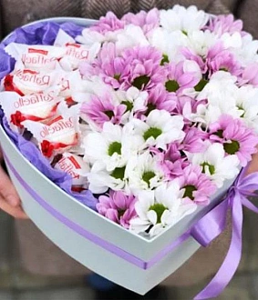 Фото Коробочка "Аромат восхищения" с хризантемами и Raffaello