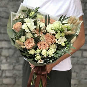 Букет с кремовыми розами "Нежная карамель"