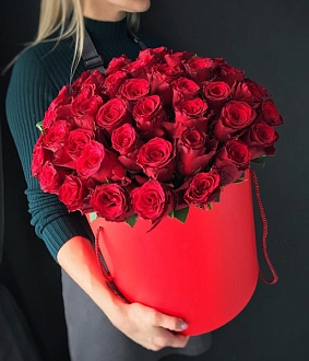 Яркий букет голландских роз в коробке