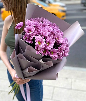 Необычный букет с розовой хризантемой "Николь"