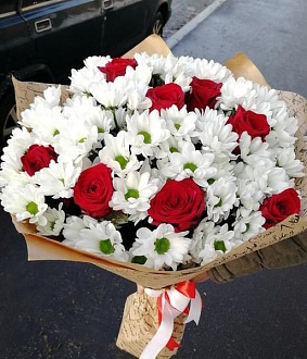 Букет бордовых роз с хризантемами "Яркие сны"