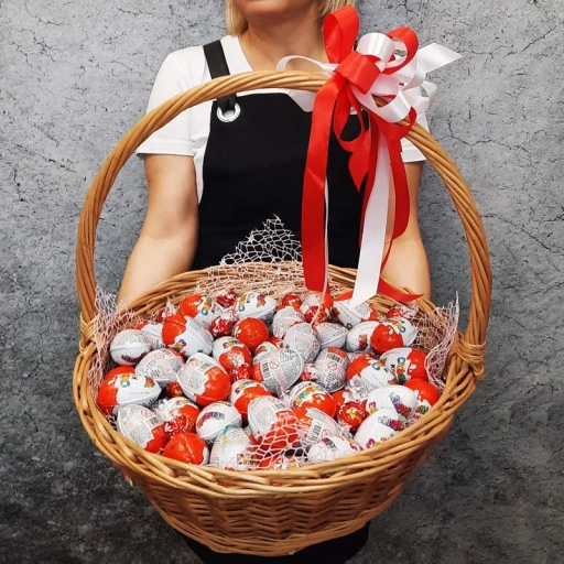 Корзина со 100 Kinder-Сюрпризами