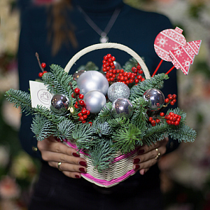 Новогодняя композиция из еловых веток