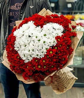 Букет из хризантем в форме сердца