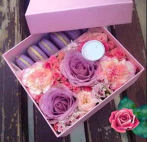 Фото Коробочка с макаронс и цветами №70