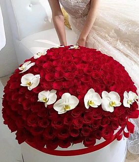 Фото Композиция из роз и орхидей "Всё ради любви..."