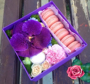 Фото Коробочка с макаронс и цветами №66